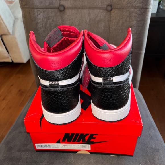 NIB NEW Women’s Nike Air Jordan 1 Retro High OG Satin Snake Sneakers 11 - Picture 5 of 6